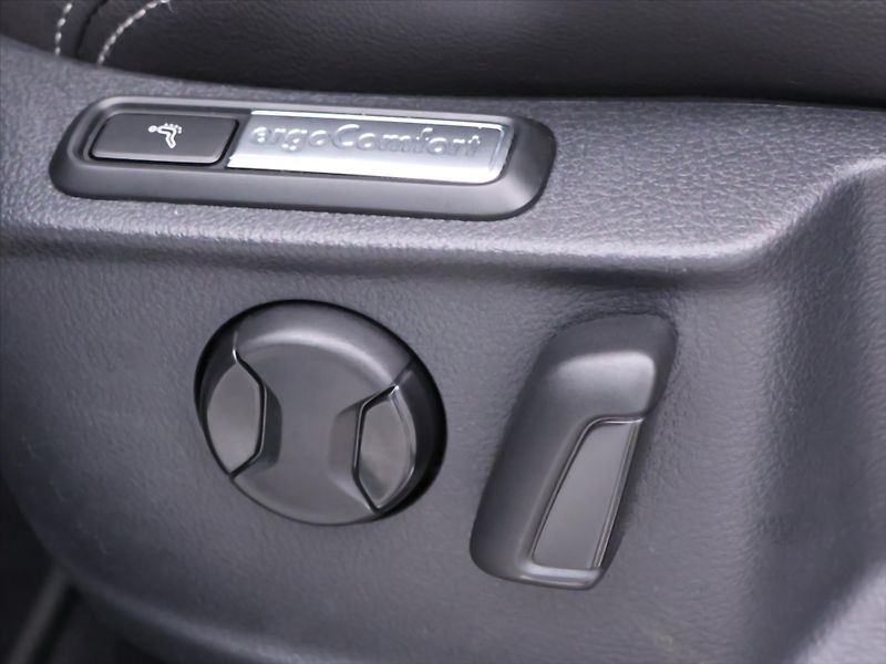 Volkswagen Passat 2,0 TDI 110kW DSG R-line 1.Maj - fotka 16 z 32