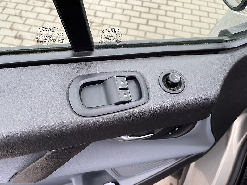 Ford Tourneo Custom 2.2 TDCi 9 Míst - fotka 11 z 30