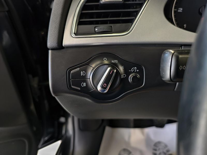 Audi A4 2.0 TDi 105kW BIXENONY, PDC - fotka 17 z 19