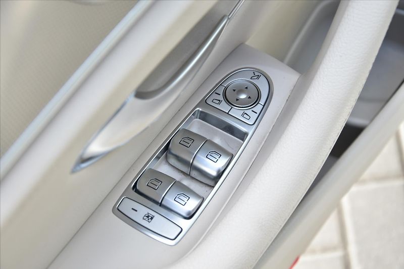 Mercedes-Benz Třídy E 220D 4MATIC AMG NAVI ČR - fotka 34 z 34