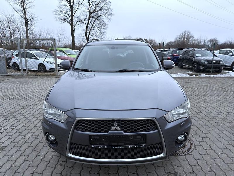 Mitsubishi Outlander 2.2 DI-D 4x4 automat, navigace - fotka 2 z 27
