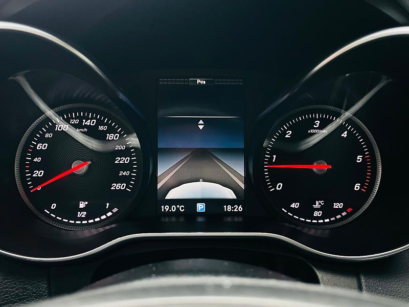 Mercedes-Benz Třídy C 220D MANUÁL VÝHŘEV SENZORY LED - fotka 44 z 52