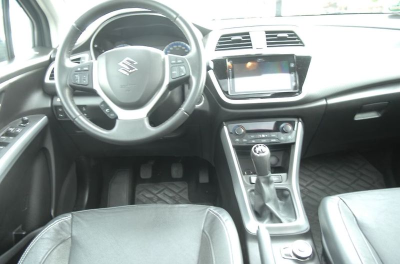 Suzuki SX4 S-Cross Comfort+ 4x4 Navigace Panorama - fotka 9 z 15