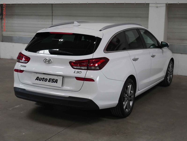 Hyundai i30 (2017) 1.5 T-GDI, ČR, DSG, LED - fotka 6 z 27