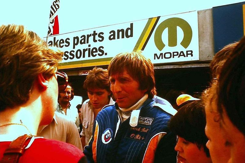 Legendární závodník Derek Bell se v roce 1977 představil s Jaguarem XJ12 C při Grand Prix Brna.
