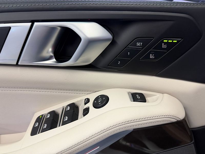 BMW X5 M50i xDrive, LASER, MASÁŽE, HE - fotka 30 z 34