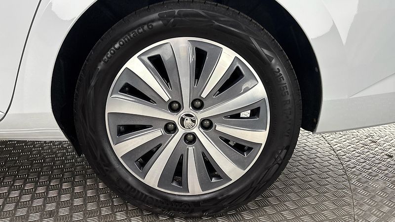 Škoda Superb 2.0 TDI Style Combi - fotka 19 z 25