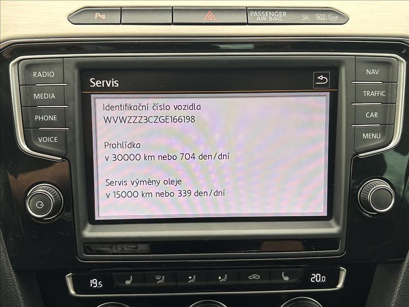 Volkswagen Passat 2,0 TDI 110kW BMT Highline - fotka 31 z 33