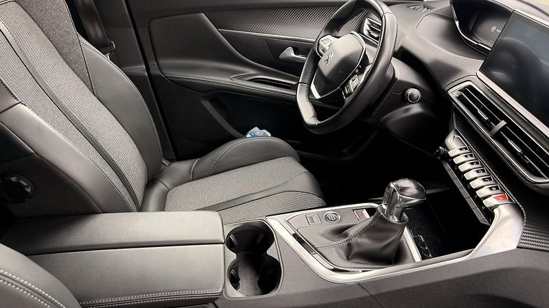 Peugeot 5008 (2021) ALLURE 1.2i,REZERVOVÁNO - fotka 14 z 18
