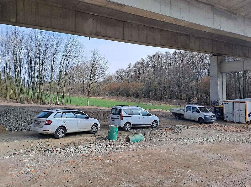Ve Slaném-Kvíci musí výstavbě nového dálničního mostu ustoupit domy i některé zahrádky s chatkami.