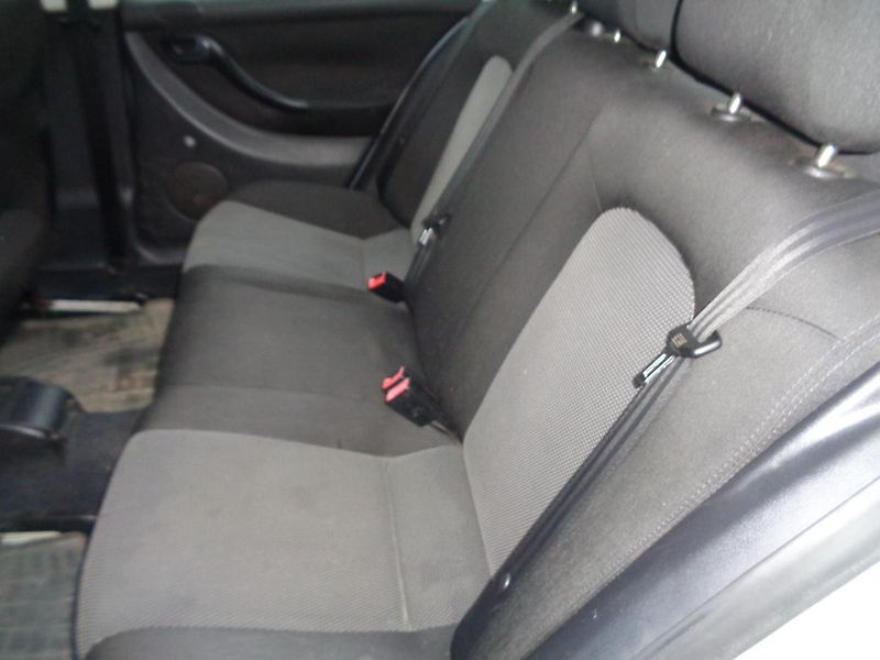 Seat Leon 1,6 - fotka 9 z 12