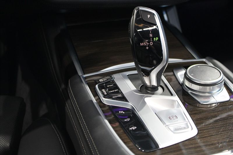 BMW Řada 7 740d xDrive Masáž/NezTop/360°/ - fotka 29 z 37