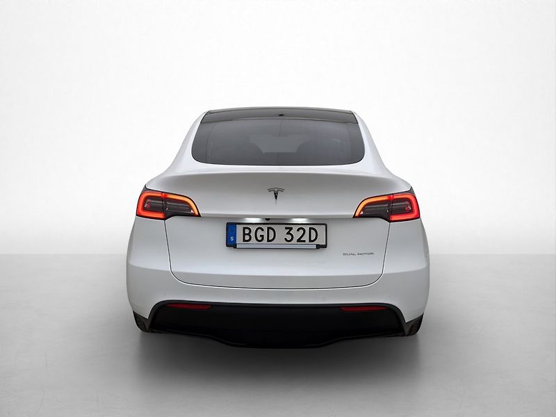 Tesla Model Y Long Range AWD - fotka 6 z 29
