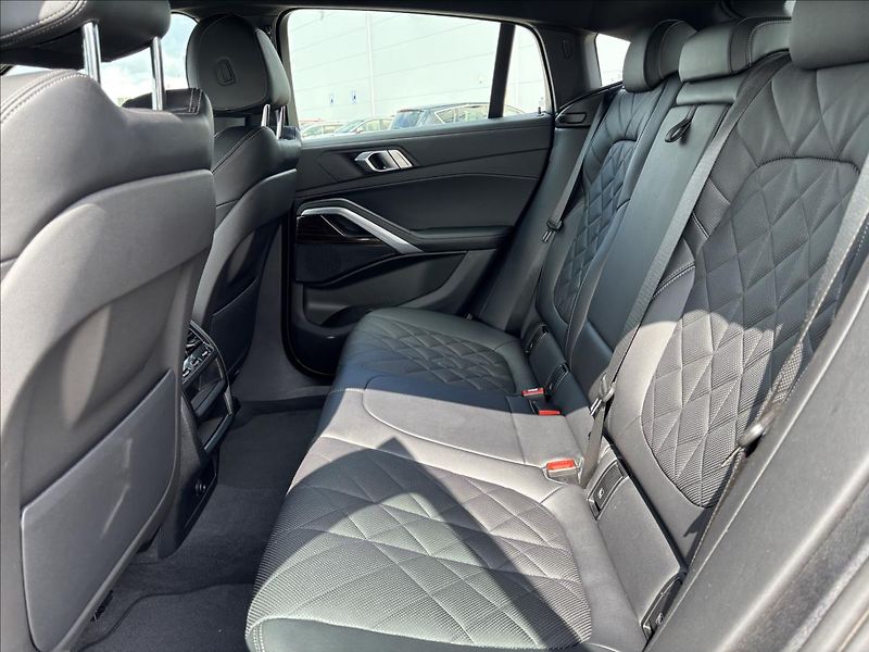 BMW X6 3,0 40i 280kW M-Sport xDrive - fotka 13 z 46