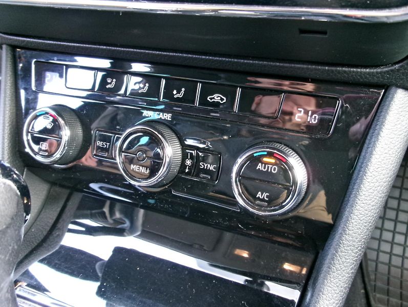 Škoda Superb 2.0 TDI NAVI AUTOKLIMA  - fotka 25 z 35
