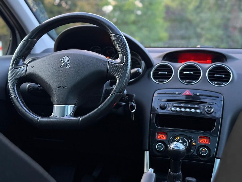 Peugeot 308 1.6i 1.MAJ. ČR GARÁŽOV. 45tkm - fotka 6 z 27