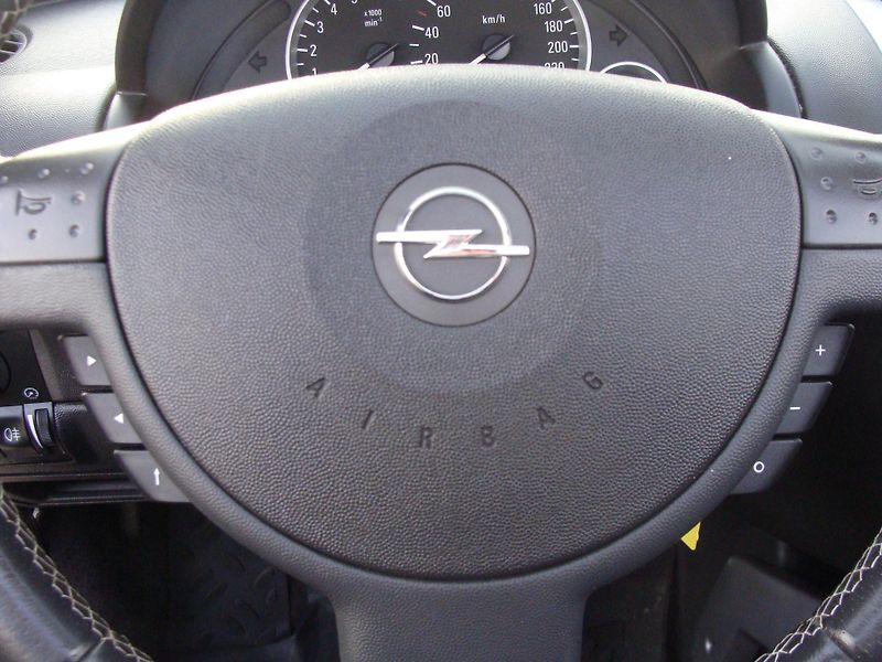 Opel Tigra 1.8i, 96000 km, 1. majitelka - fotka 13 z 31
