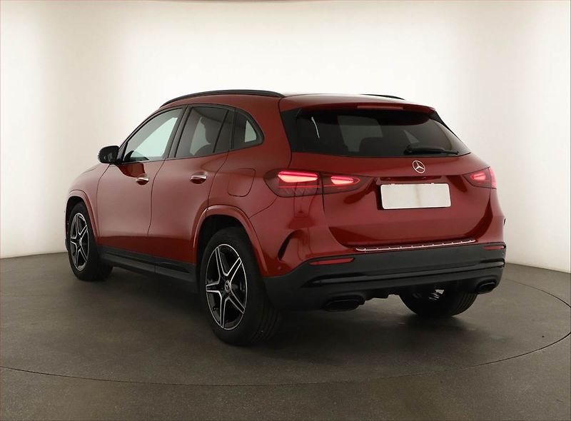 Mercedes-Benz GLA (2025) 180, AMG LINE, KEYLESS - fotka 4 z 20