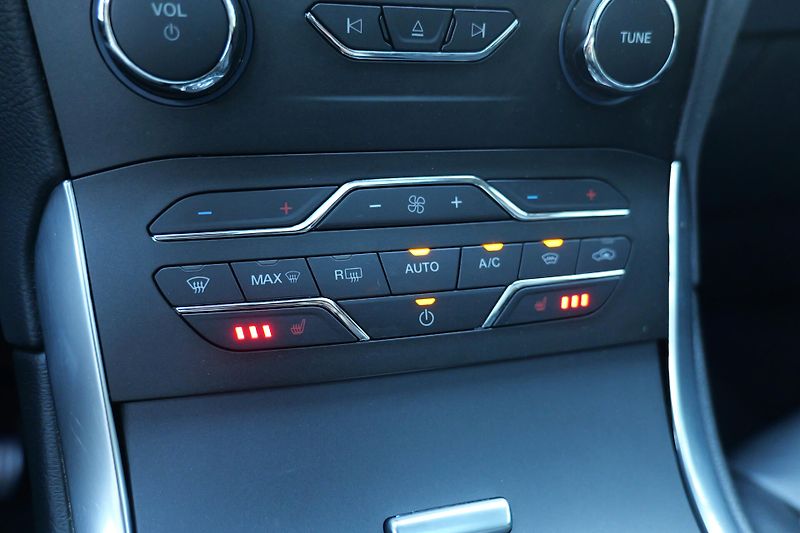Ford S-MAX 2.0 Kůže Panorama 7 míst Tažné - fotka 33 z 52