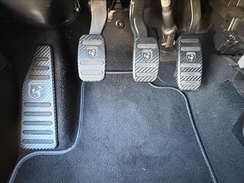 Abarth 595C 1,4 ESSEESSE 132 kW,Xenon,Navi - fotka 22 z 42