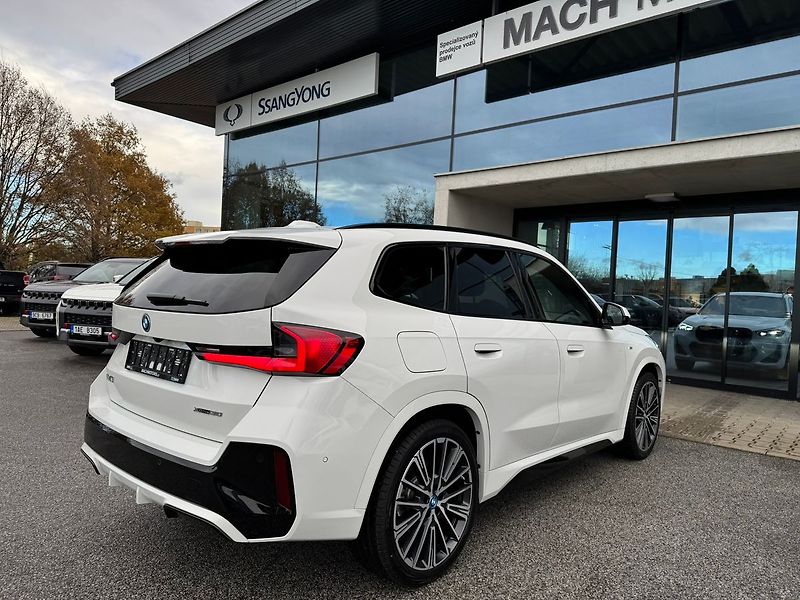 BMW iX1 xDrive 30 - fotka 8 z 22
