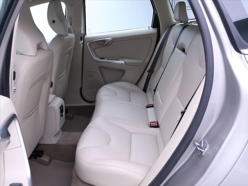 Volvo XC60 2,0 D3 100kW Summum Serv.Kniha - fotka 14 z 28
