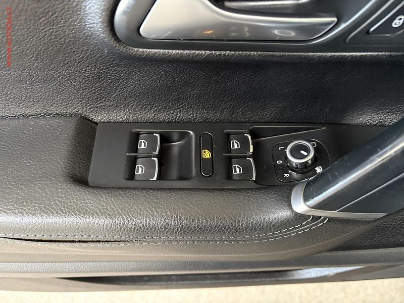 Volkswagen CC (2008) 2.0 TDi, Sport - fotka 12 z 16
