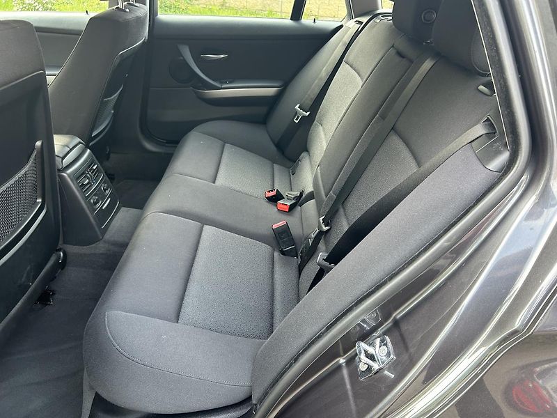 BMW Řada 3 320i  - fotka 36 z 51