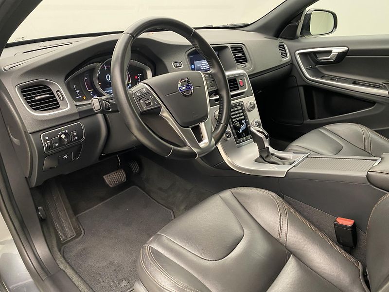 Volvo V60 CC D4 AWD SUMMUM AUT  - fotka 4 z 42