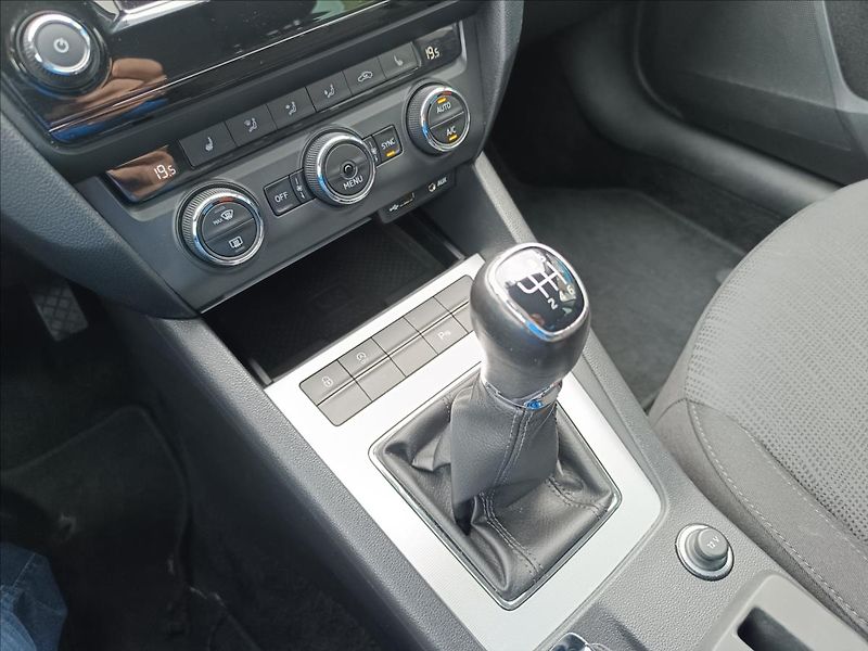 Škoda Octavia 2,0 TDi Style - fotka 15 z 18