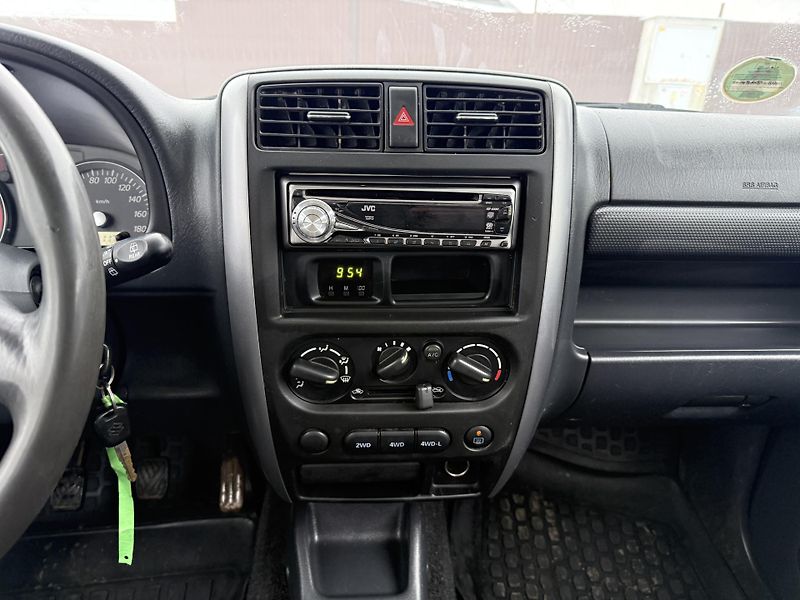 Suzuki Jimny 1,3i 4x4 TAŽNÉ - fotka 15 z 23