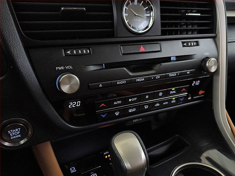 Lexus RX 400h (2022) 300 AWD - fotka 18 z 23