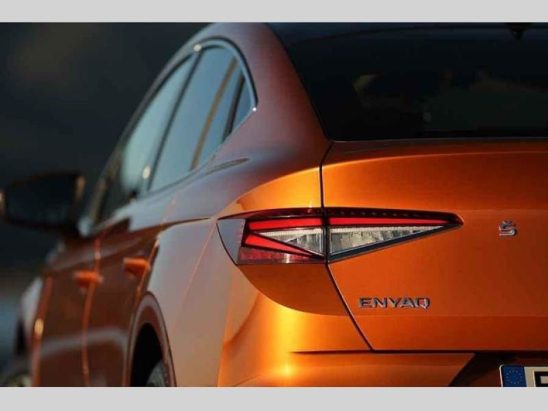 Plně elektrické SUV Škoda Enyaq Coupé iV (na snímku) se představilo v roce 2022 a vzbudilo u zákazníků velký zájem. Automobilka zrychluje svoji elektrickou ofenzivu: do roku 2026 představí tři zcela nové elektrické modely a další budou následovat.