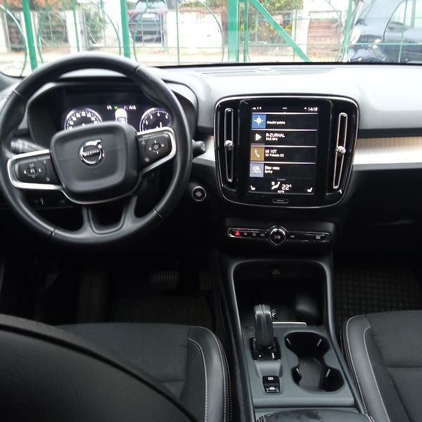 Volvo XC40 (2020) XC40 T4 Momentum Pro - fotka 3 z 6