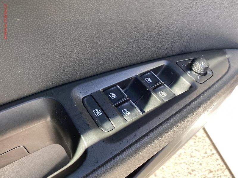 Seat Leon (2019) 2.0 TDi, FR, DSG, kůže, panor - fotka 13 z 19