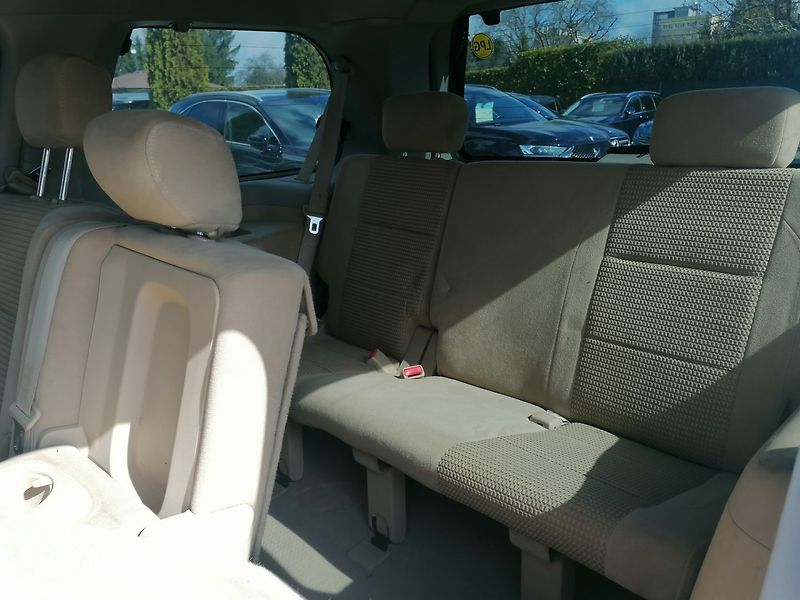 Nissan Armada (2008) 5.6 V8 SE LPG 7-míst - fotka 11 z 22