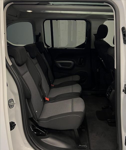 Toyota ProAce City Verso 1,5 D 8AT FAMILY L1 - fotka 12 z 16