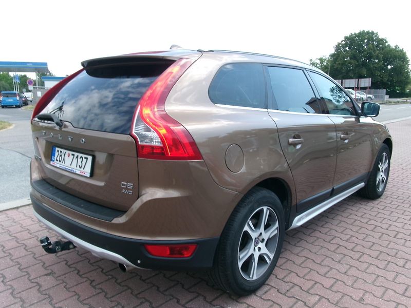 Volvo XC60 (2012) 2,4 D5 SUMMUM 169kW AC NAVI - fotka 10 z 37