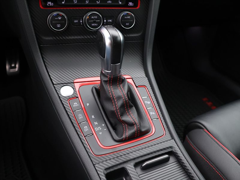 Volkswagen Golf 2,0 TSI GTI 180kW Performance - fotka 21 z 29