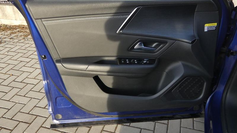 Citroën C5 X 1.6 PureTech 180 EAT8 Shine - fotka 8 z 23