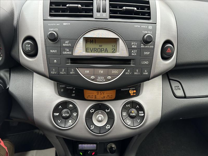 Toyota RAV4 2,2 D-4D BEZ KOROZE PO SERVISE - fotka 16 z 21