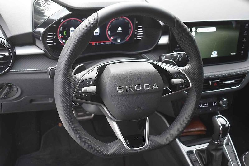 Auto působí přikrčeně, tudíž sportovně.