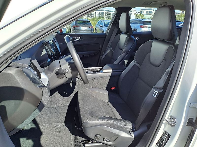 Volvo XC60 Momentum Pro B4 AWD 145kW - fotka 11 z 29