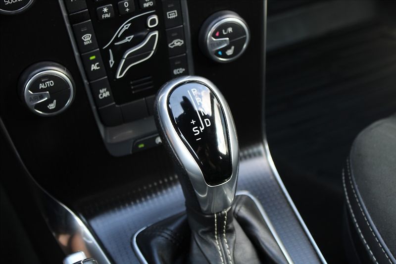 Volvo V40 2,0 D3  R-DESIGN,AUTOMAT - fotka 23 z 36