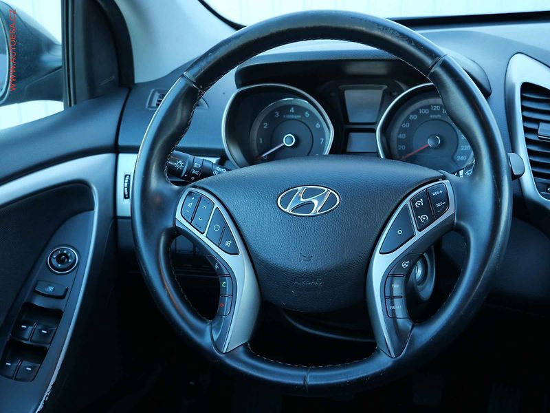 Hyundai i30 (2015) 1.6 MPi, 2.maj,ČR, AC, tempo - fotka 11 z 18
