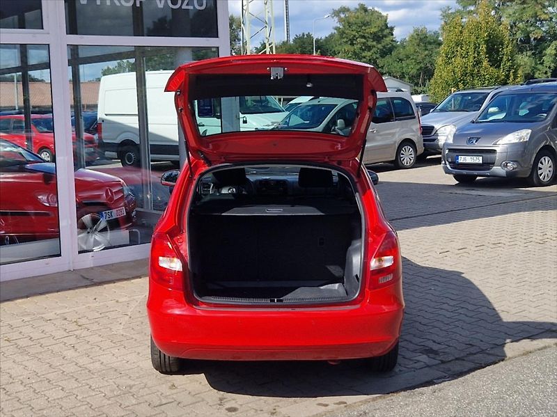 Škoda Fabia 1,2 TSI SENZORY TAŽNÉ VÝHŘEV - fotka 9 z 33