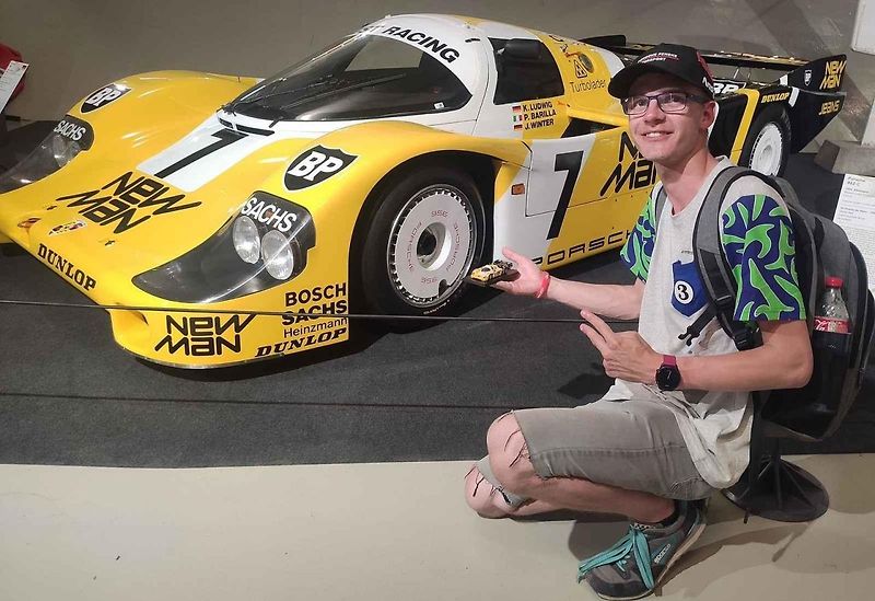 Zážitek na celý život si z jubilejního závodu 24 hodin Le Mans odvezli automodeláři z Mostu. Malé a velké Porsche podruhé.