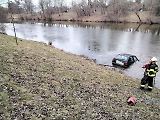 Ke kuriózní nehodě vyjížděli v sobotu přerovští profesionální hasiči. Auto skončilo v městském rybníce.