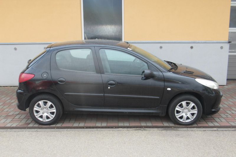 Peugeot 206 + 1.1i KLIMA - fotka 3 z 15
