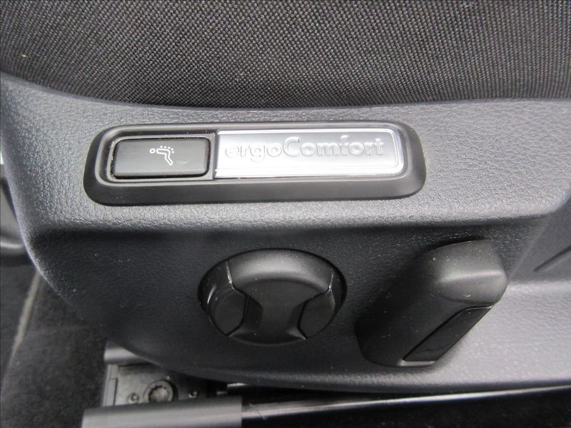 Volkswagen Passat 2,0 TDI DSG Led Business - fotka 7 z 18